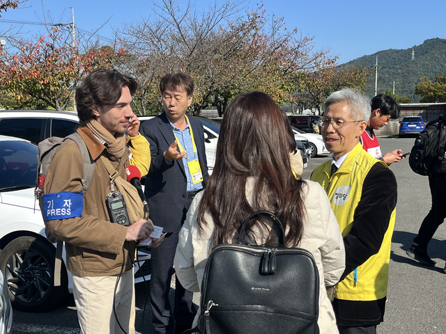 권영국 진보당 대표가 외신기자들의 질문에 답하고 있다. 김정원 기자