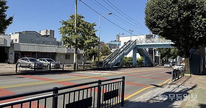 28일 오전 광주 서구 화정동 광주서초등학교 앞 도로. 방호울타리가 넓게 뚫려 있어 무단횡단이 가능하다.