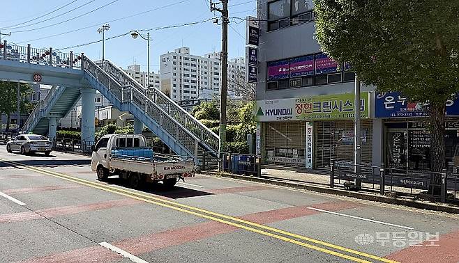 지난 28일 오전 광주 서구 화정동 광주서초등학교 앞 도로. 방호울타리가 넓게 뚫려 있어 무단횡단이 가능하다.