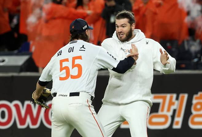 한화이글스의 한국시리즈 운명을 책임져야 하는 코디 폰세(오른쪽)와 라이언 와이스. 사진=연합뉴스