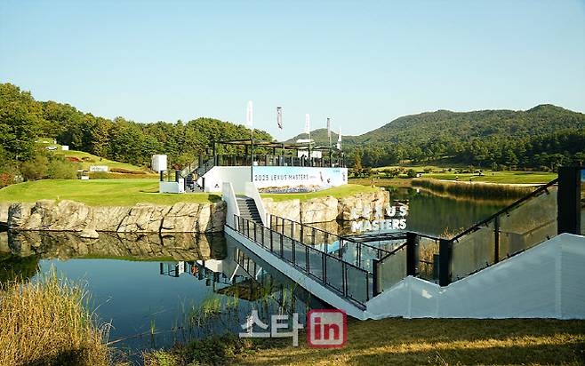 KPGA 투어 렉서스 마스터즈가 열리는 페럼 클럽 16번홀은 팬과 함께 즐기는 특별한 이벤트가 펼쳐진다. 16번홀 그린으로 갤러리가 이동할 수 있도록 ‘어메이징 브릿지’를 설치했다. (사진=이데일리 골프in 조원범 기자)