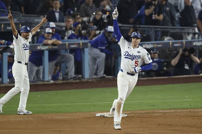 28일 다저스타디움에서 열린 2025 MLB 월드시리즈 3차전에서 18회말 결승 1점 홈런을 쏘아 올린 뒤 세레머니하는 LA 다저스의 프레디 프리먼