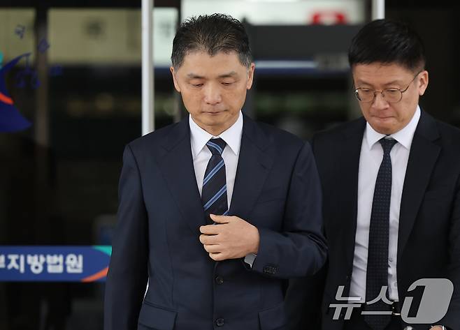 카카오 창업자 김범수 경영쇄신위원장이 21일 서울 양천구 서울남부지방법원에서 열린 자본시장법 위반 1심 선고 공판에서 무죄를 선고받은 후 심경을 밝히고 있다. 서울남부지법 형사합의15부(재판장 양환승)는 SM엔터테인먼트 시세를 조종한 혐의로 구속 기소된 김 창업자에게 “검찰에서는 은밀한 경영권 인수가 진행됐다고 주장하지만 이 주장을 받아들이기 어렵다”며 무죄를 선고했다. 2025.10.21/뉴스1 ⓒ News1 오대일 기자
