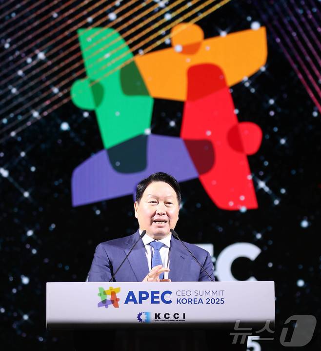 최태원 대한상공회의소 회장이 28일 저녁 경주 화랑마을 어울마당에서 열린 ‘2025 APEC CEO 서밋’의 첫 번째 공식 행사인 환영 만찬에서 개회사를 하고 있다. ‘2025 APEC CEO 서밋’은 이날 환영만찬을 시작으로 31일까지 나흘간 열린다. (대한상공회의소 제공. 재판매 및 DB 금지) 2025.10.28/뉴스1