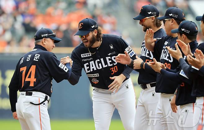 26일 서울 잠실야구장에서 열리는 프로야구 2025 신한 SOL뱅크 KBO 포스트시즌 한국시리즈 1차전 한화 이글스와 LG 트윈스의 경기를 앞두고 한화 폰세가 식전 행사에서 김경문 감독과 인사를 나누고 있다. 2025.10.26/뉴스1 ⓒ News1 김진환 기자