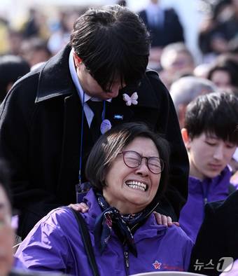 29일 서울 종로구 광화문광장에서 열린 10.29 이태원 참사 3주기 기억식에서 한 유가족이 오열하고 있다. ⓒ News1 김성진 기자
