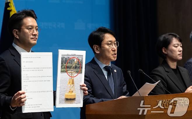 천준호 더불어민주당 의원을 비롯한 국토교통위원들이 29일 서울 여의도 국회 소통관에서 한강버스 사고 은폐 규탄 기자회견을 하고 있다. 2025.10.29/뉴스1 ⓒ News1 이승배 기자