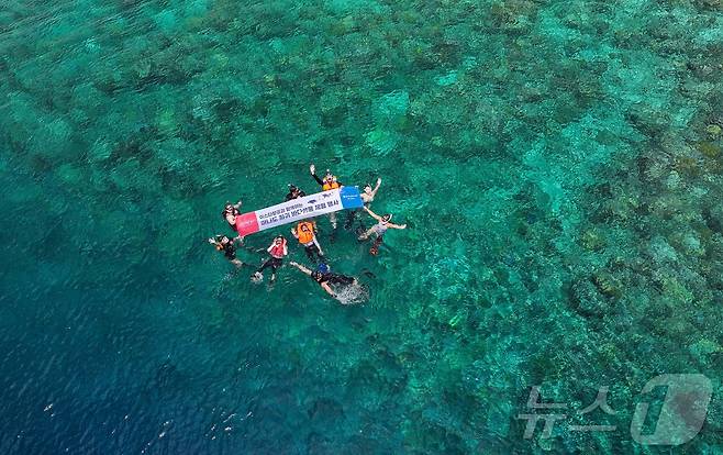 29일(현지시간) 인도네시아 마나도 부나켄 해양국립공원에서 이스타항공의 인천-마나도 첫 편을 통해 도착한 관광객들이 스노쿨링과 다이빙을 즐기며 기념촬영을 하고 있다. 2025.10.29/뉴스1 ⓒ News1 안은나 기자