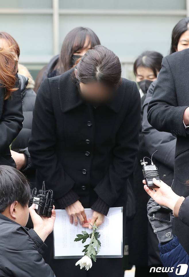 웹툰 작가 주호민씨 아들(10)을 학대한 혐의로 1심에서 벌금 200만원 선고유예를 받은 특수교사 A씨가 6일 오전 경기 수원시 영통구 수원지방법원에서 기자회견을 마치고 인사를 있다. 2024.2.6/뉴스1 ⓒ News1 김영운 기자