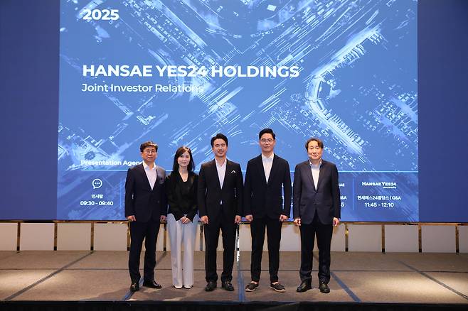 (왼쪽부터)이욱상 동아출판 대표, 최세라 예스24 대표, 김익환 한세실업 부회장, 김석환 한세예스24홀딩스 부회장, 김판조 한세모빌리티 부사장.(한세예스24그룹제공)