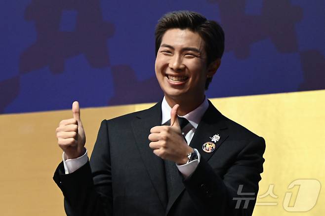 그룹 BTS의 RM(김남준)이 29일 오후 경북 경주예술의전당에서 열린 아시아태평양경제협력체(APEC) 정상회의 최고경영자(CEO) 서밋(Summit)에서 'APEC 지역 내 문화산업과 K-컬쳐 소프트파워'를 주제로 연설하고 있다. (공동취재) 2025.10.29/뉴스1 ⓒ News1 김민지 기자