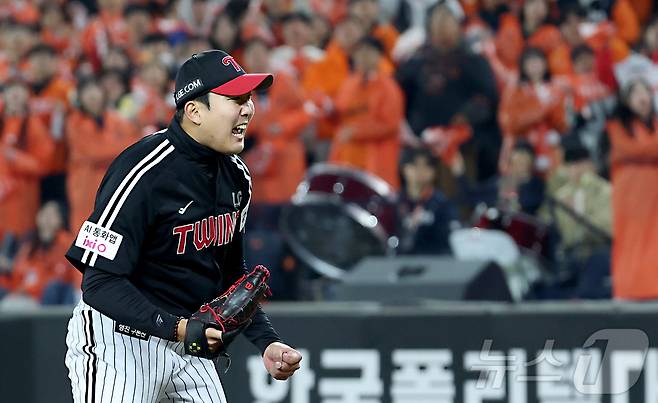 29일 대전 한화생명볼파크 열린 프로야구 2025 신한 SOL뱅크 KBO 한국시리즈 3차전 LG 트윈스와 한화 이글스의 경기에서 LG 손주영이 5회말 손아섭을 삼진 잡으며 환호하고 있다. 2025.10.29/뉴스1 ⓒ News1 김기남 기자