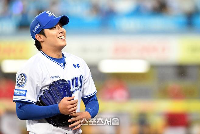 삼성 원태인이 13일 대구 삼성라이온즈파크에서 열린 2025 KBO리그 SSG와 준플레이오프(준PO) 3차전 7회초 아웃카운트 2개를 잡아낸 뒤 마운드에서 내려가면서 환하게 웃고 있다. 대구 | 박진업 기자 upandup@sportsseoul.com