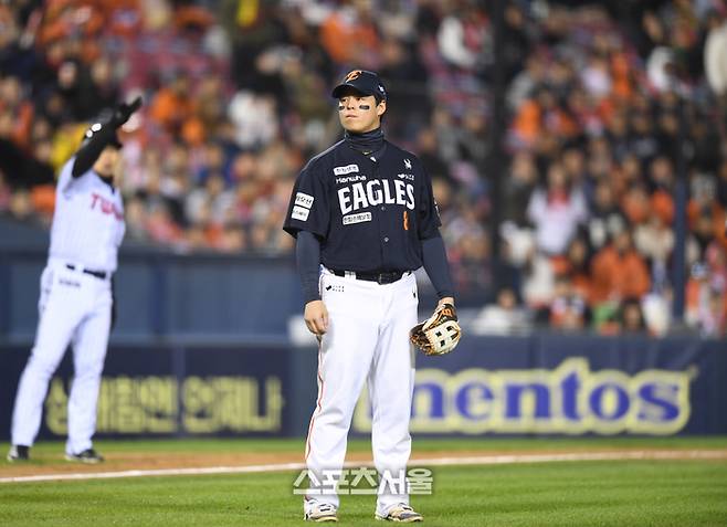 한화 노시환이 27일 서울 잠실구장에서 열린 2025 KBO 포스트시즌 한국시리즈 2차전 LG와 경기 7회말 무사2루 박동원 번트 때 송구실책을 한 후 허탈해하고 있다. 잠실 | 최승섭기자 thunder@sportsseoul.com