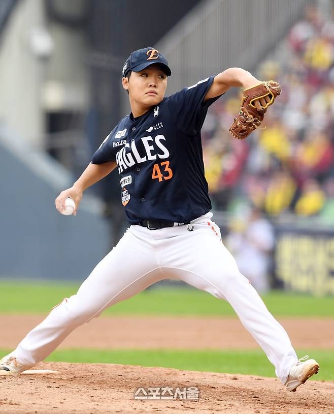 한화 정우주가 26일 잠실구장에서 열린 2025 KBO리그 LG와 한국시리즈 1차전 6회말 등판해 힘차게 공을 던지고 있다. 잠실 | 박진업 기자 upandup@sportsseoul.com