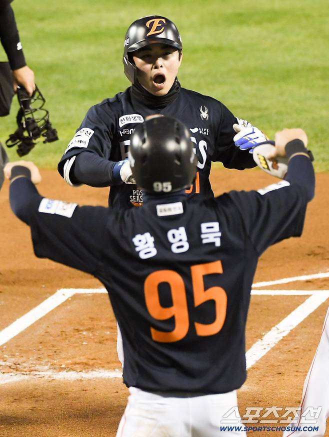 LG 선발 임찬규 상대 한화 문현빈이 선제 투런포를 터뜨린 뒤 포효했다.