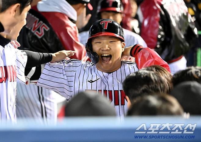 27일 서울 잠실구장에서 열린 한화와 LG의 한국시리즈 2차전. 8회말 2사 1루 문보경이 2점홈런을 치고 기쁨을 나누고 있다. 잠실=허상욱 기자wook@sportschosun.com/2025.10.27/