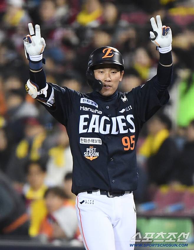 27일 서울 잠실구장에서 열린 한화와 LG의 한국시리즈 2차전. 1회초 무사 황영묵이 안타를 친 후 기뻐하고 있다. 잠실=정재근 기자 cjg@sportschosun.com/2025.10.27/