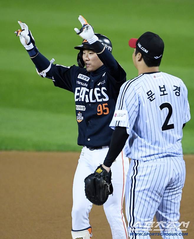 27일 잠실구장에서 열린 한국시리즈 2차전 LG 트윈스와 한화 이글스의 경기. 1회초 한화 황영묵이 안타를 날린 뒤 환호하고 있다. 잠실=박재만 기자 pjm@sportschosun.com/2025.10.27/