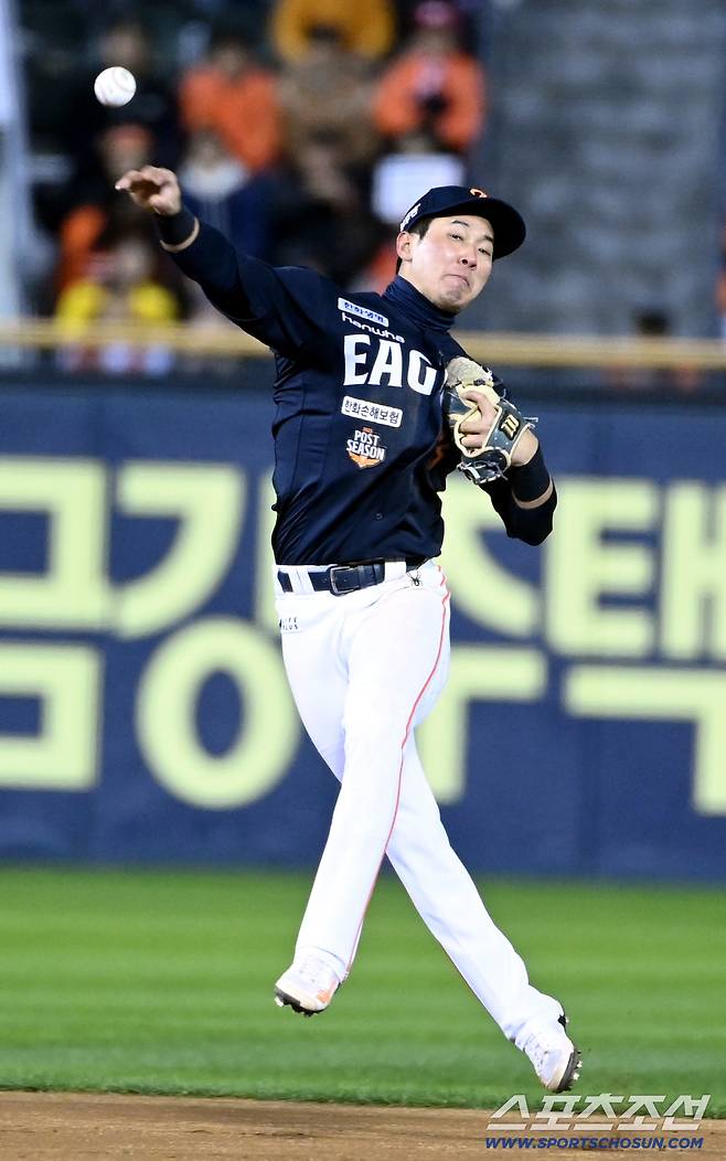 27일 서울 잠실구장에서 열린 한화와 LG의 한국시리즈 2차전. 5회말 한화 2루수 황영묵이 LG 구본혁의 땅볼타구를 잡아 1루로 던지고 있다. 잠실=허상욱 기자wook@sportschosun.com/2025.10.27/