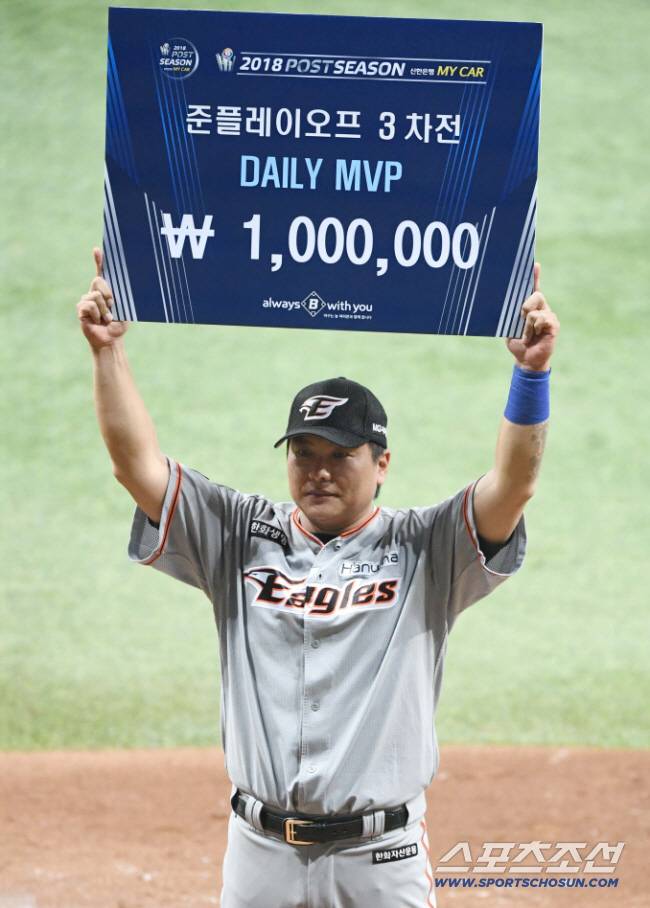 2018 KBO리그 두산베어스와 2018 KBO 포스트시즌 준플레이오프 3차전 한화이글스와 넥센히어로즈의 경기가 22일 서울 고척스카이돔에서 열렸다. MVP 김태균. 스포츠조선DB