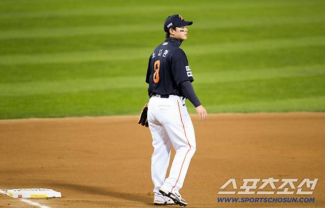 잠실에서는 두 경기 연속 실책을 범한 3루수 노시환.