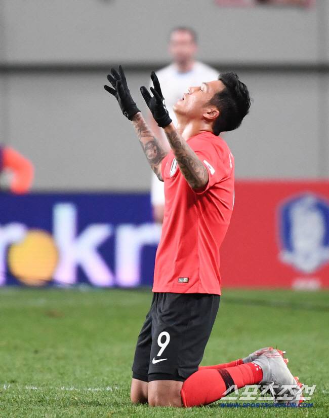 파울루 벤투 감독이 이끄는 대한민국 축구 대표팀이 12일 오후 서울 상암동 서울월드컵경기장에서 우루과이와 평가전을 펼쳤다. 경기 종료 후 승리를 기뻐하고 있는 석현준. 상암=송정헌 기자 songs@sportschosun.com/2018.10.12/