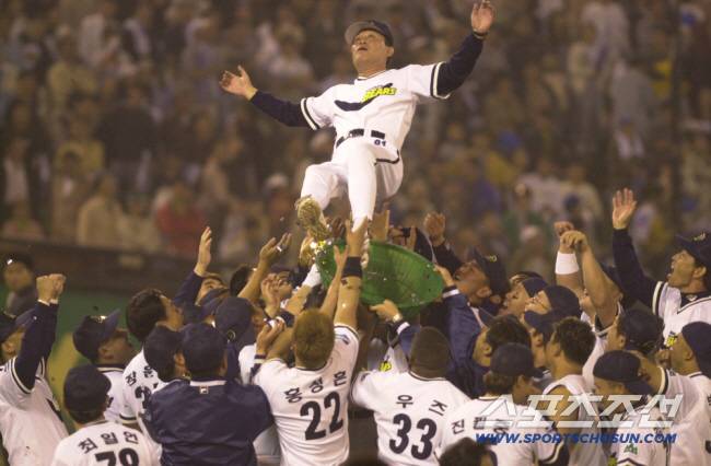 두산 우승 당시 김인식 감독의 헹가래. 스포츠조선DB