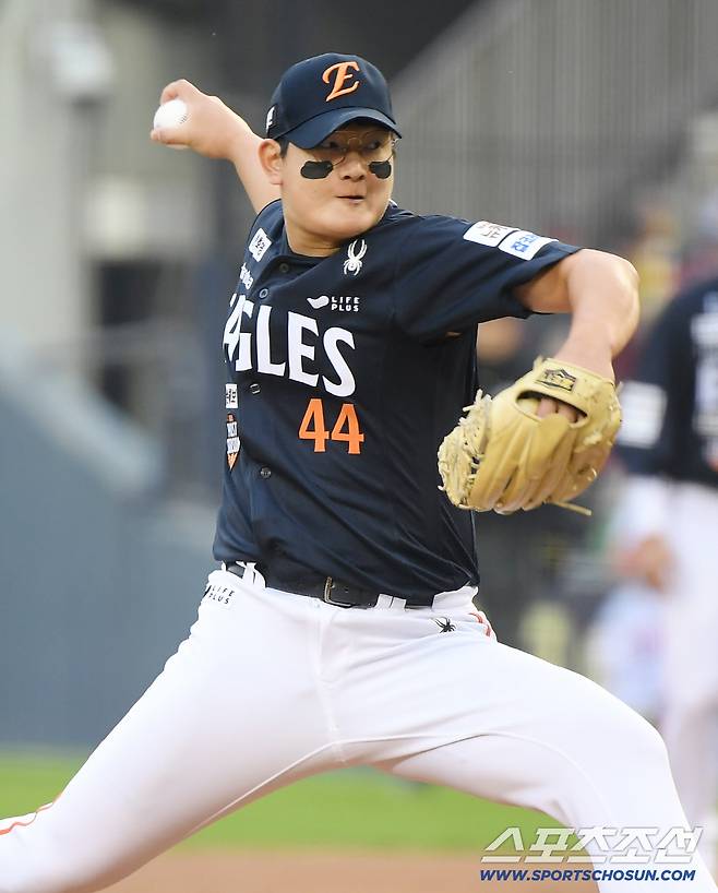 26일 서울 잠실구장에서 열린 한화와 LG의 한국시리즈 1차전. 8회말 2사 후 등판한 김서현이 투구하고 있다. 잠실=정재근 기자 cjg@sportschosun.com/2025.10.26/