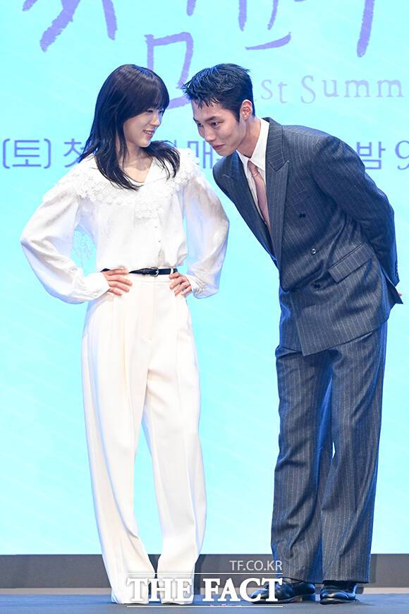 배우 최성은(왼쪽)과 이재욱이 29일 오후 서울 구로구 신도림 더세인트 그랜드 볼룸에서 열린 KBS2 새 토일 미니시리즈 '마지막 썸머' 제작발표회에 참석해 포즈를 취하고 있다. /서예원 기자