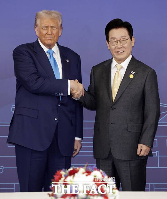 악수하는 이재명 대통령과 도널드 트럼프 미국 대통령. /APEC 2025 KOREA & 연합뉴스