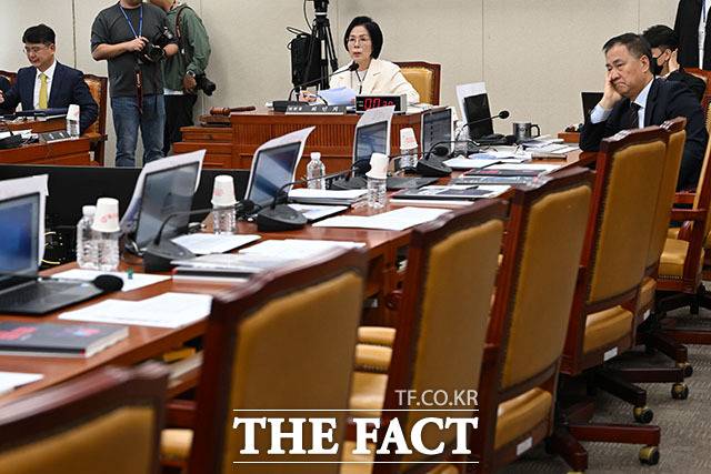 '최민희 사퇴'…비어있는 국민의힘 의원들 자리.