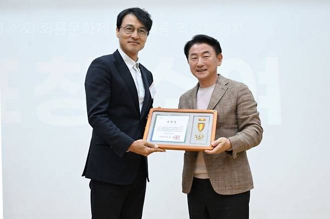 김동근 시장이 지난 28일 ‘제40회 회룡문화제 성과공유회’에서 ‘태조·태종 의정부행차’에 참여했던 배우 정의갑 씨에게 표창장을 수여한 뒤 함께 기념사진을 찍고 있다. 의정부시 제공