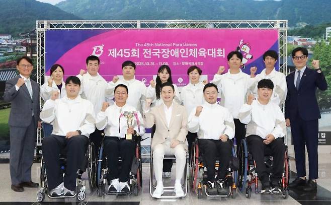 배동현 이사장(앞줄 가운데)이 BDH 파라스와 기념사진을 촬영하고 있다.