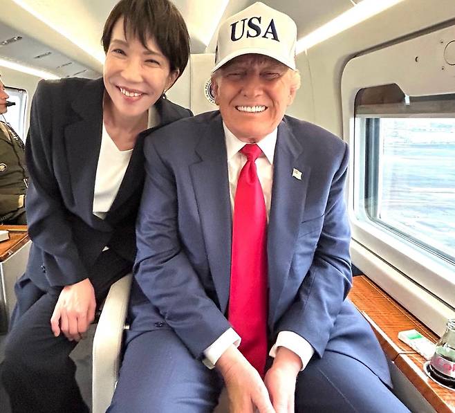 다카이치 사나에 일본 총리(왼쪽)와 도널드 트럼프 미국 대통령이 트럼프 전용 헬기인 '마린원' 안에서 웃는 얼굴로 사진 촬영을 하고 있다. /X(옛 트위터)
