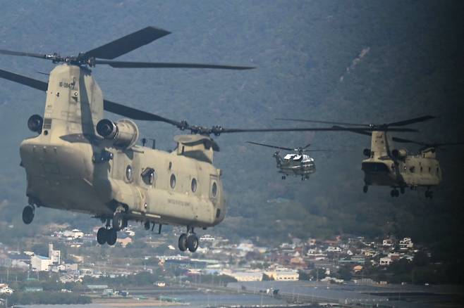 도널드 트럼프 미국 대통령이 29일 오후 부산 김해공항에 도착해 전용헬기인 마린원을 타고 경주로 향하고 있다./AFP 연합뉴스