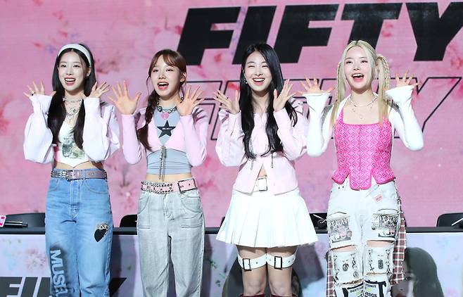 그룹 피프티 피프티(FIFYT FIFTY) 시오(왼쪽부터)와 새나, 아란, 키나가 2023년 4월 13일 오후 서울 강남구 청담동 일지아트홀에서 가진 기자간담회에서 취재진 질문에 답하고 있다./뉴스1