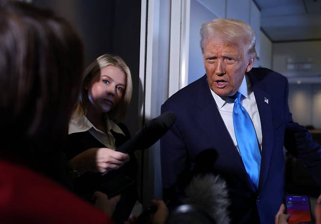 도널드 트럼프 미국 대통령이 한국으로 가는 전용기 에어포스원 안에서 기자들 질문에 답하고 있다./로이터 연합뉴스