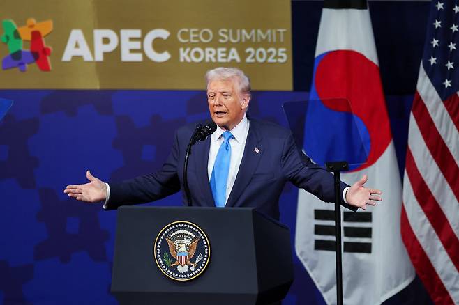 도널드 트럼프 미국 대통령이 2025년 10월 29일(현지시간) 한국 경주에서 열린 2025 아시아태평양경제협력체(APEC) CEO 정상회의에서 연설하고 있다./로이터 연합뉴스