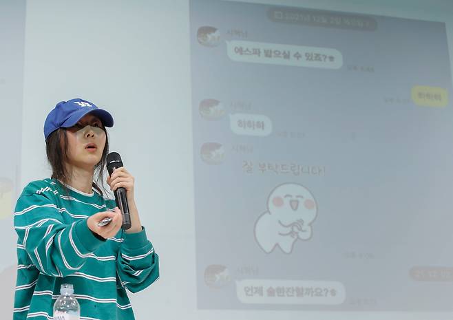 그룹 뉴진스의 소속사 어도어 민희진 대표가 2024년 4월 25일 서울 서초구 한국컨퍼런스센터에서 하이브 경영권 탈취 시도와 관련한 배임 의혹에 긴급기자회견을 갖고 방시혁 하이브 의장과 나눈 카톡을 공개하고 있다. /뉴스1