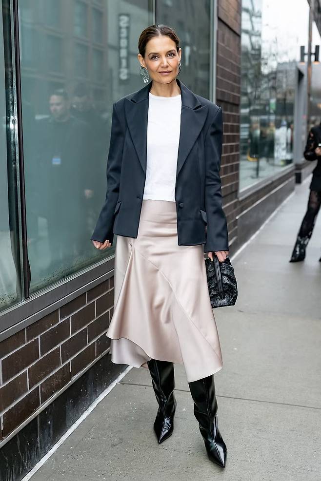 케이티 홈즈가 보여준 블레이저 스마트 캐주얼 룩 | Gilbert Carrasquillo//Getty Images