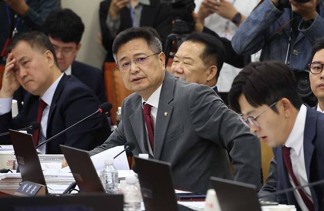 김장겸 국민의힘 의원이 지난 23일 오전 서울 여의도 국회에서 열린 과학기술정보방송통신위원회 국정감사에서 질의를 하고 있다. ⓒ뉴시스