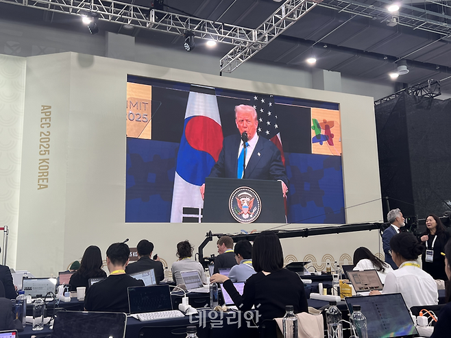 29일 경주 APEC CEO 서밋에서 도널드 트럼프 미 대통령이 연설하는 모습이 국제 미디어센터(IMC)에 중계되는 모습이다. ⓒ데일리안 맹찬호 기자