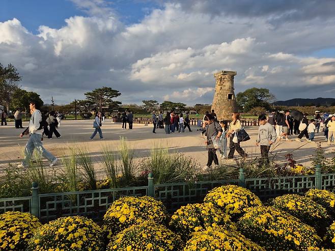 오는 27일부터 11월 1일까지 열리는 ‘2025 아시아태평양경제협력체(APEC) 정상회의’를 앞두고 세계유산 경주역사유적지구의 첨성대 일원은 문화예술 첨담기술이 융합된 축제장으로 변모했다. 뉴스1