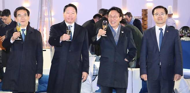 김민석 국무총리(오른쪽에서 두 번째), 최태원 대한상공회의소 회장(왼쪽에서 두 번째) 등 참석자들이 28일 경북 경주 화랑마을 어울마당에서 열린 ‘2025 APEC CEO 서밋’ 환영 만찬에서 건배를 하고 있다. 대한상공회의소 제공