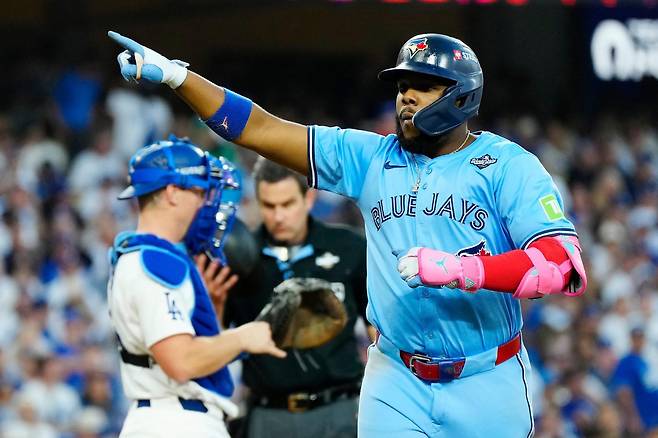 토론토 간판타자 블라디미르 게레로 주니어가 29일 월드시리즈 4차전에서 오타니 쇼헤이를 상대로 결승 2점 홈런을 친 뒤 세리머니를 하고 있다. 로스앤젤레스=AP뉴시스