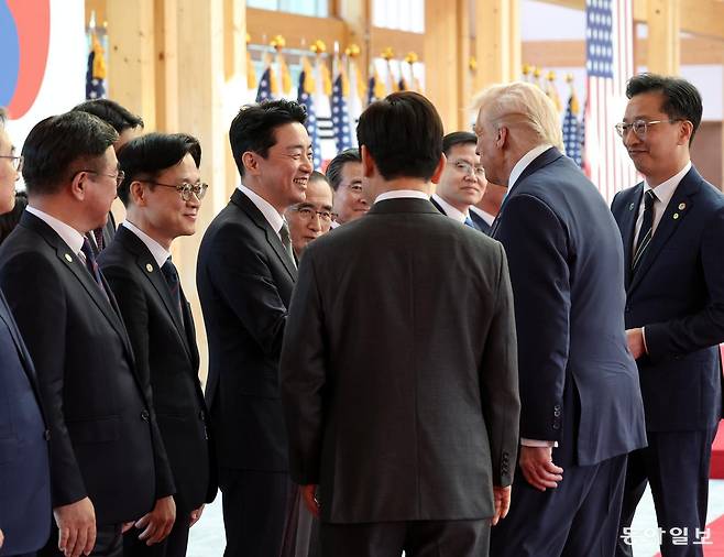 한미 정상회담이 열린 29일 경북 경주국립박물관에서 열린 공식환영식에서 트럼프 미국 대통령이 강훈식 비서실장과 인사를 하고 있다. 2025.10.29. 송은석 기자 silverstone@donga.com