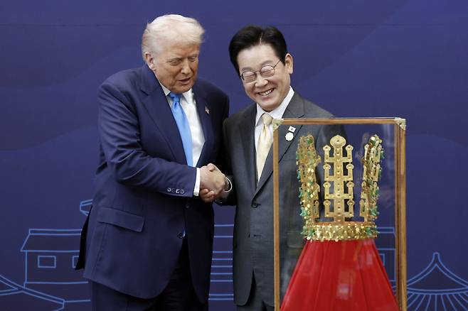 이재명 대통령이 29일 경북 경주박물관에서 도널드 트럼프 미국 대통령에게 ‘천마총 금관 모형’을 선물하고 있다. 뉴시스