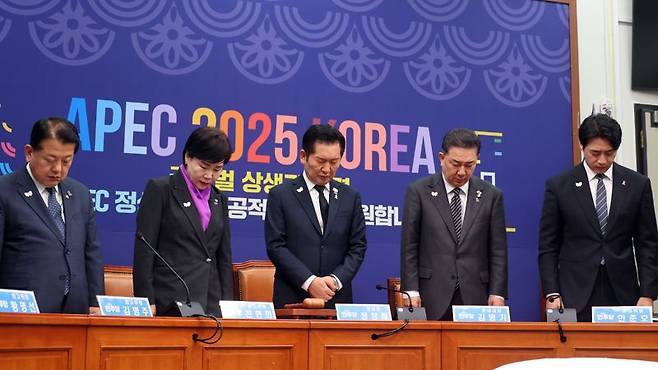 '10·29 이태원 참사' 3주기인 29일 서울 여의도 국회에서 열린 더불어민주당 최고위원회의에서 정청래 대표와 김병기 원내대표 등 참석자들이 추모 묵념을 하고 있다. 사진=서동일 기자