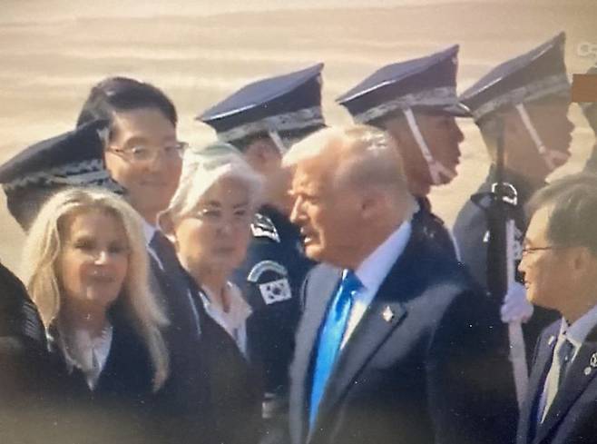 도널드 트럼프 미국 대통령이 29일 부산 김해공항에 도착해, 조현 외교부 장관과 강경화 주미대사의 의전을 받고 있다. 연합뉴스TV 갈무리